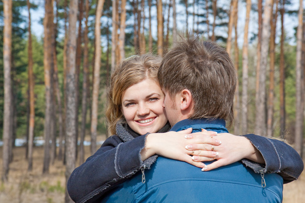 Bella giovane coppia sorridente insieme nella foresta
 - Foto, immagini