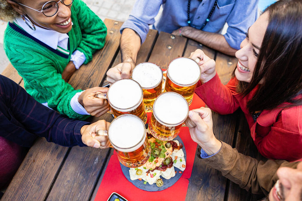 Boldog fiatal barátok söröznek a sörfőzde bárjában - Fotó, kép