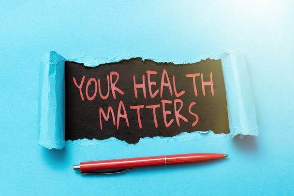 Вдохновение показывает знак вашего здоровья имеет значение. Обзор бизнеса хорошее здоровье является наиболее важным среди прочего Слезы на листе показывает фон с ручкой на борту - Фото, изображение