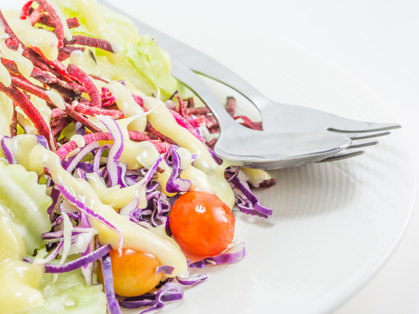 Salade de légumes à la crème sur plat avec fourchette et cuillère
 - Photo, image