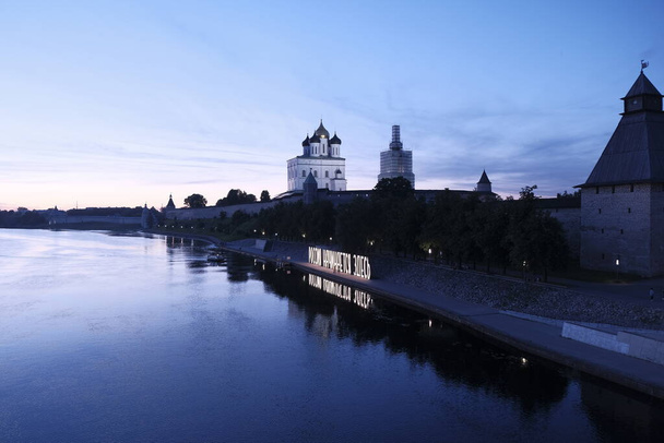 Pskov, Ρωσία, το κέντρο της πόλης σε μια καλοκαιρινή βραδιά - Φωτογραφία, εικόνα