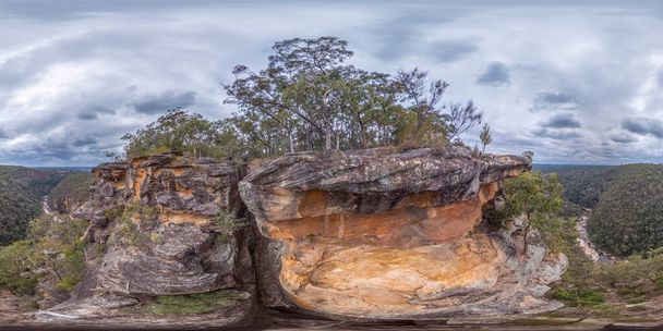 Σφαιρική πανοραμική φωτογραφία του Glenbrook Creek από τον γκρεμό στα μπλε βουνά της Νέας Νότιας Ουαλίας στην Αυστραλία - Φωτογραφία, εικόνα