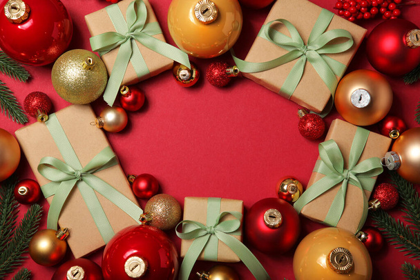 Decorações de Natal e presentes em um fundo colorido vista superior - Foto, Imagem