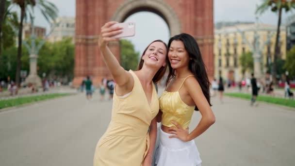 Gelukkige jonge charmante vrouwen van verschillende etnici beste vrienden maken zelfportret foto buiten - Video