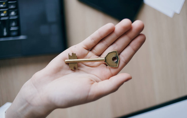 avaimet kädessä asunnosta liiketoiminnan myynti - Valokuva, kuva