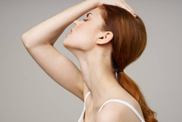 woman in white t-shirt headache health problems stress studio treatment - Foto, afbeelding