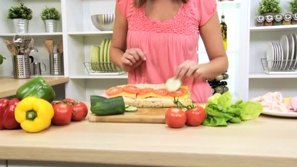 白人の女性の健康な肉サラダ サブ - 映像、動画