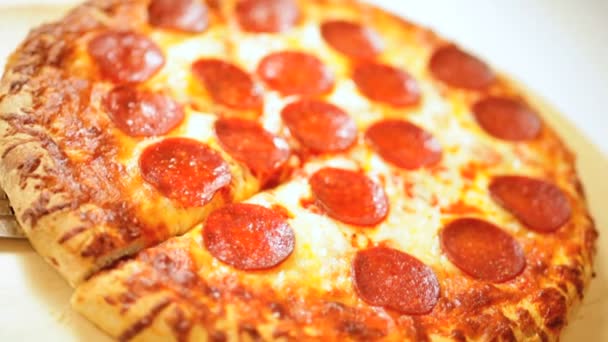 tradycyjne posiłki na wynos pizzy pepperoni z bliska - Materiał filmowy, wideo
