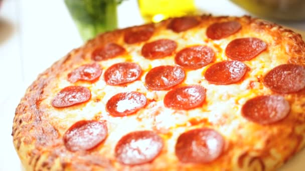 gorącego piekarnika smaczne pieczone pizzy pepperoni świeży - Materiał filmowy, wideo