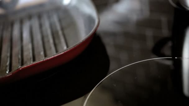 Hot Smoking Pan cottura Bistecca di salmone fresco
 - Filmati, video