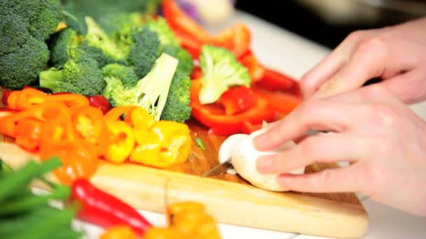előkészítése egészséges életmód friss zöldségek közelről - Felvétel, videó
