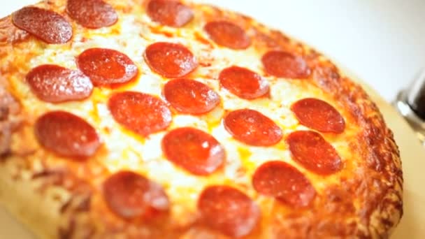 świeżo upieczony pepperoni pizza - Materiał filmowy, wideo