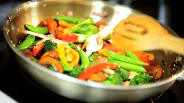 φρέσκα βιολογικά ανακατεύετε τηγανισμένα λαχανικά - Πλάνα, βίντεο