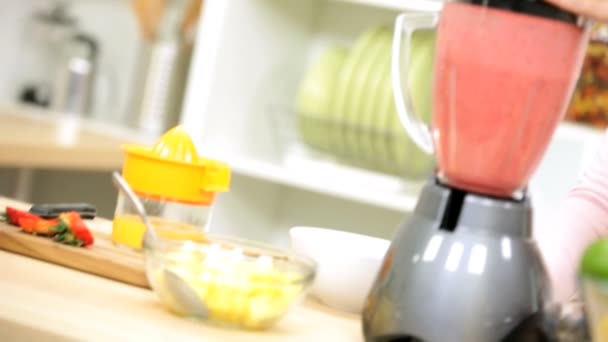 Menina na cozinha fazendo smoothie
 - Filmagem, Vídeo