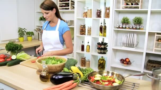 fiatal nő, előkészítése zöldségek egészséges szerves saláta - Felvétel, videó
