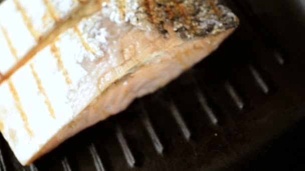 Cocinar saludables filetes de salmón rojo bajo en grasa
 - Metraje, vídeo