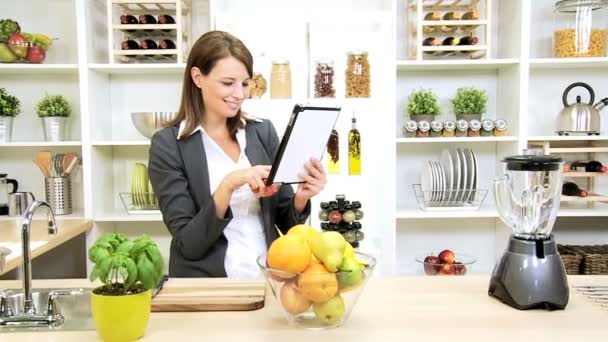 Caucásico negocio femenino inalámbrico tableta cocina casera
 - Metraje, vídeo