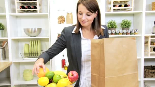 Kaukasische Geschäftsfrau auf Einkaufstour mit frischem Obst - Filmmaterial, Video
