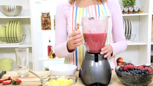 gezonde Kaukasische meisje bedrijf vers fruit smoothie - Video