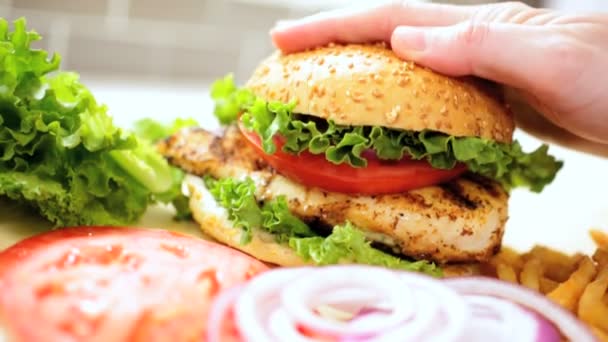 vegetables on bread with chicken breast - Footage, Video