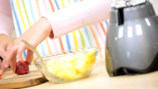 Жінка готує інгредієнти для домашнього соку
 - Кадри, відео