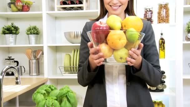 Mujer de negocios caucásica sosteniendo tazón de fruta fresca
 - Imágenes, Vídeo