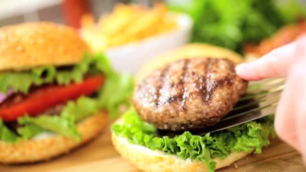 Hände bauen nur leckere frische Cheeseburger - Filmmaterial, Video