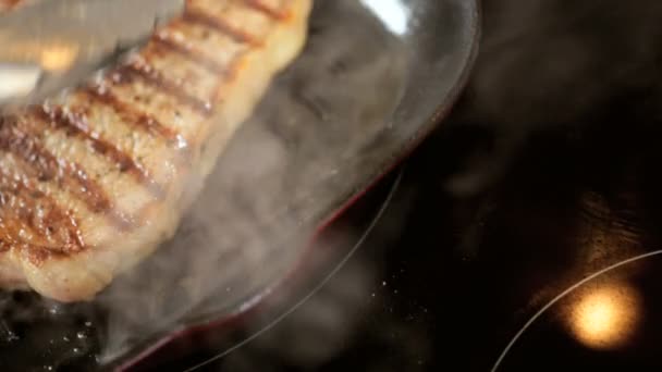 luxusní gurmánský t-bone steak vaření zdravé jídlo - Záběry, video