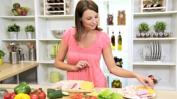 υγιεινού τρόπου ζωής φρέσκια σαλάτα κρέας μπαγκέτα - Πλάνα, βίντεο