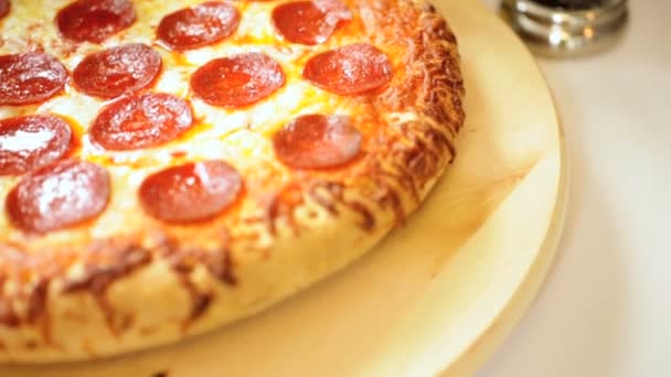 πικάντικη πεπερόνι φέτες λουκάνικο φρέσκο πίτσα - Πλάνα, βίντεο