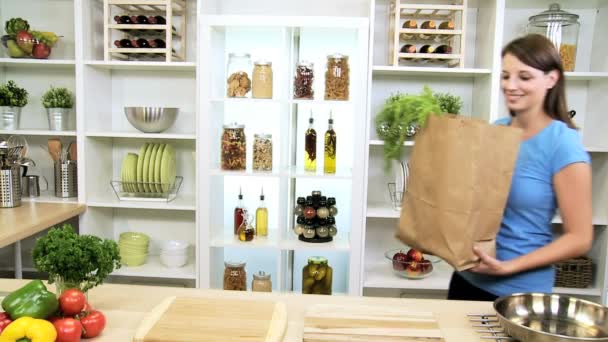 τσάντα φρέσκα βιολογικά λαχανικά υγιεινού τρόπου ζωής - Πλάνα, βίντεο
