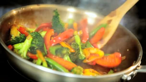 sortidas apetitosa refeição de orgânicos vegetais stir fry - Filmagem, Vídeo