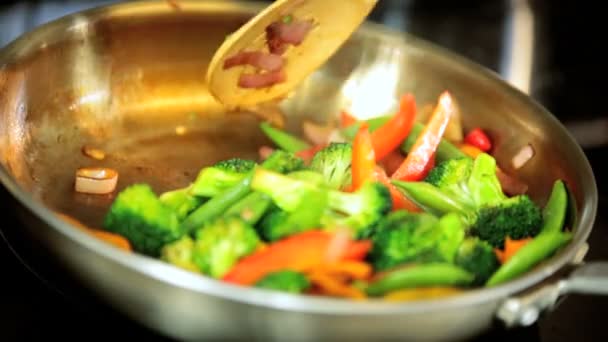ανακατώστε τα τηγανητά λαχανικά μαγειρεμένα υγιές γεύμα - Πλάνα, βίντεο