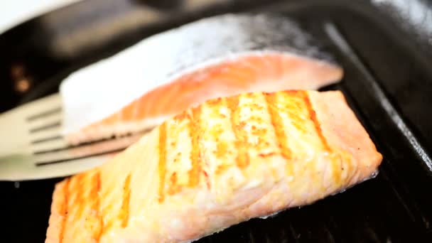 Hot Smoking Pan cottura Bistecca di salmone fresco
 - Filmati, video