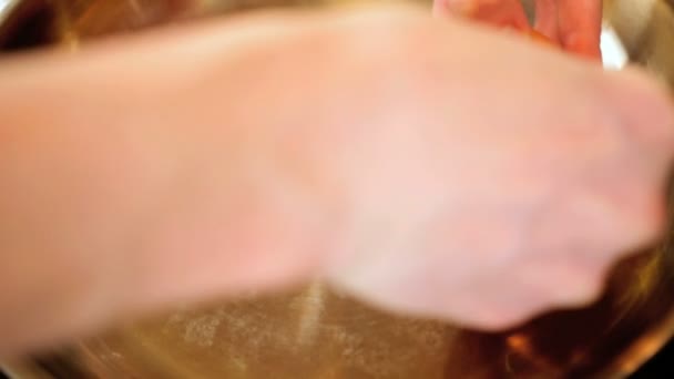 κοντινό πλάνο φρέσκα αυγά καυτό λάδι για τηγάνισμα - Πλάνα, βίντεο