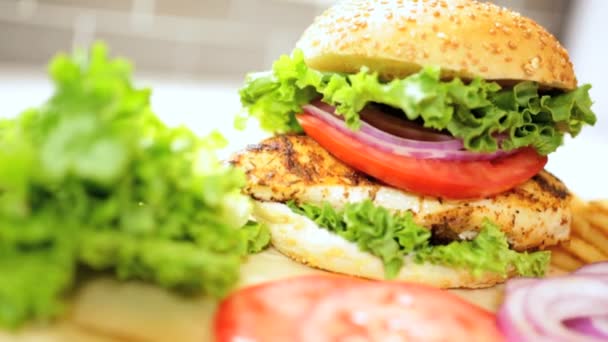 leckere Mahlzeit gesundes Hähnchenbrustsandwich aus nächster Nähe - Filmmaterial, Video