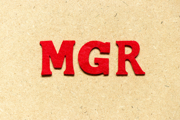 Couleur tissu lettre alphabet dans le mot MGR (abréviation du gestionnaire) sur fond de bois - Photo, image