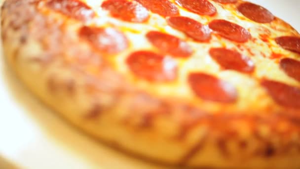 Horno caliente sabroso al horno Pizza fresca de pepperoni
 - Imágenes, Vídeo