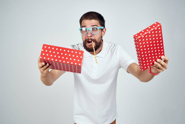 bearded man box with gift holiday fun birthday - Zdjęcie, obraz