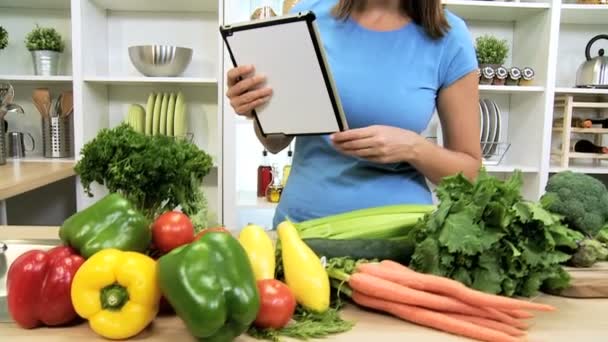 Chica usando tecnología en línea dieta de alimentación saludable
 - Metraje, vídeo