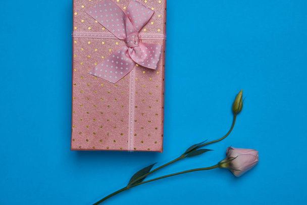 gift box flowers celebration birthday blue background - Foto, Imagen