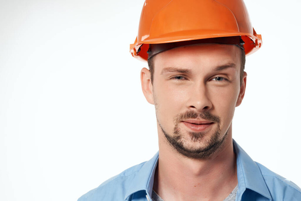 чоловічий будівельник в синій сорочці емоції професійної студії позує
 - Фото, зображення