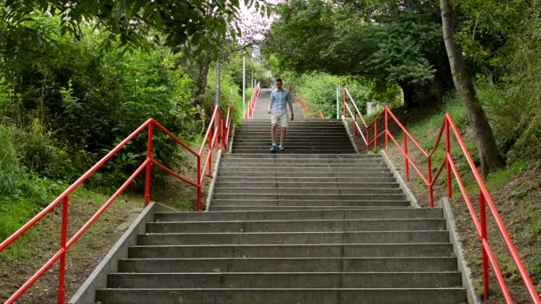 Homem desce as escadas - natureza - tiro de baixo
 - Filmagem, Vídeo