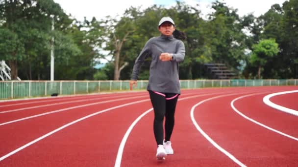 Müde Läuferinnen, die sich nach dem harten Lauf auf der Stadionbahn eine Pause gönnen. Workout Gesunder Lebensstil. - Filmmaterial, Video
