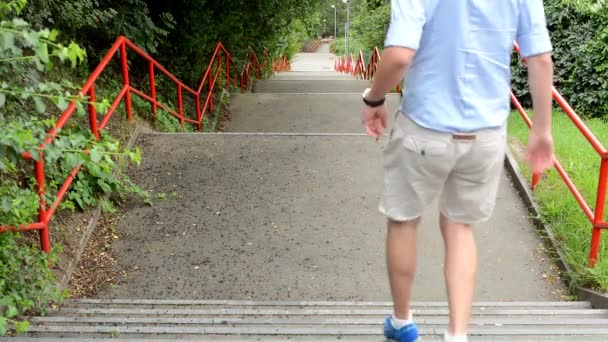 Homem desce as escadas - natureza - baleado de cima
 - Filmagem, Vídeo