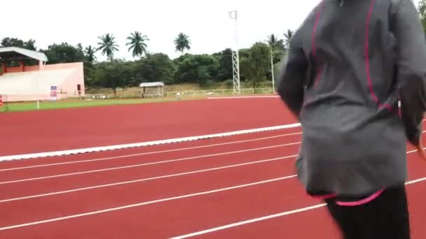 Atletische vrouw in sportkleding die op het stadion loopt. Vrouwelijke hardloper joggen voor oefening. Workout Gezond levensstijl concept. - Video