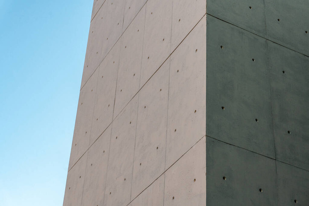 Enfoque selectivo a las paredes de hormigón en un edificio moderno, situado contra el cielo azul - Foto, imagen
