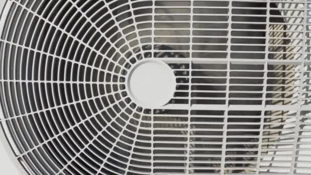 Detailní záběr běžícího ventilátoru v klimatizátoru vzduchu. - Záběry, video