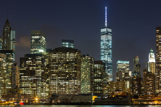 Des gratte-ciel dans le centre-ville de New York la nuit
 - Photo, image