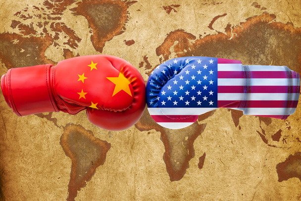 Banderas de la ilustración 3D de los E.E.U.U. y de China en guantes de boxeo en un fondo del mundo del mapa, concepto de guerra comercial de China de nosotros. - Foto, imagen